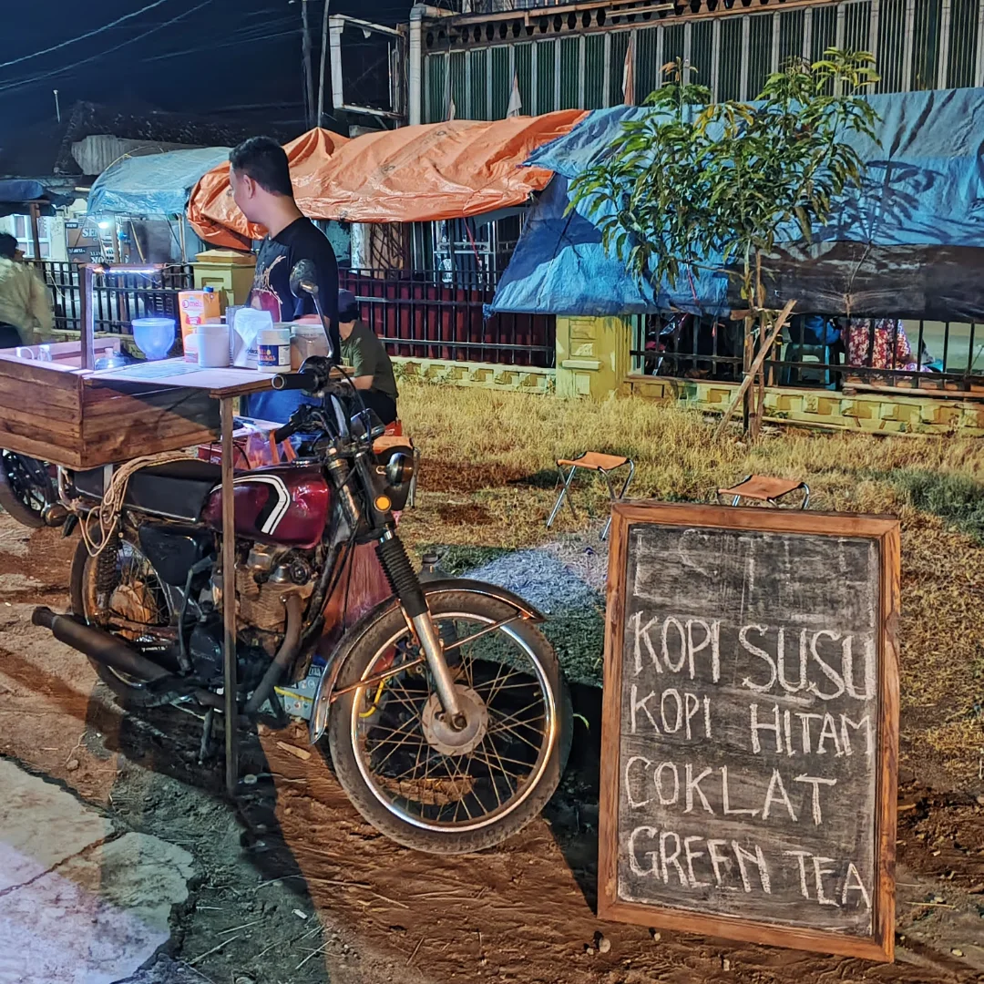 Gerobak Lowcost di malam hari