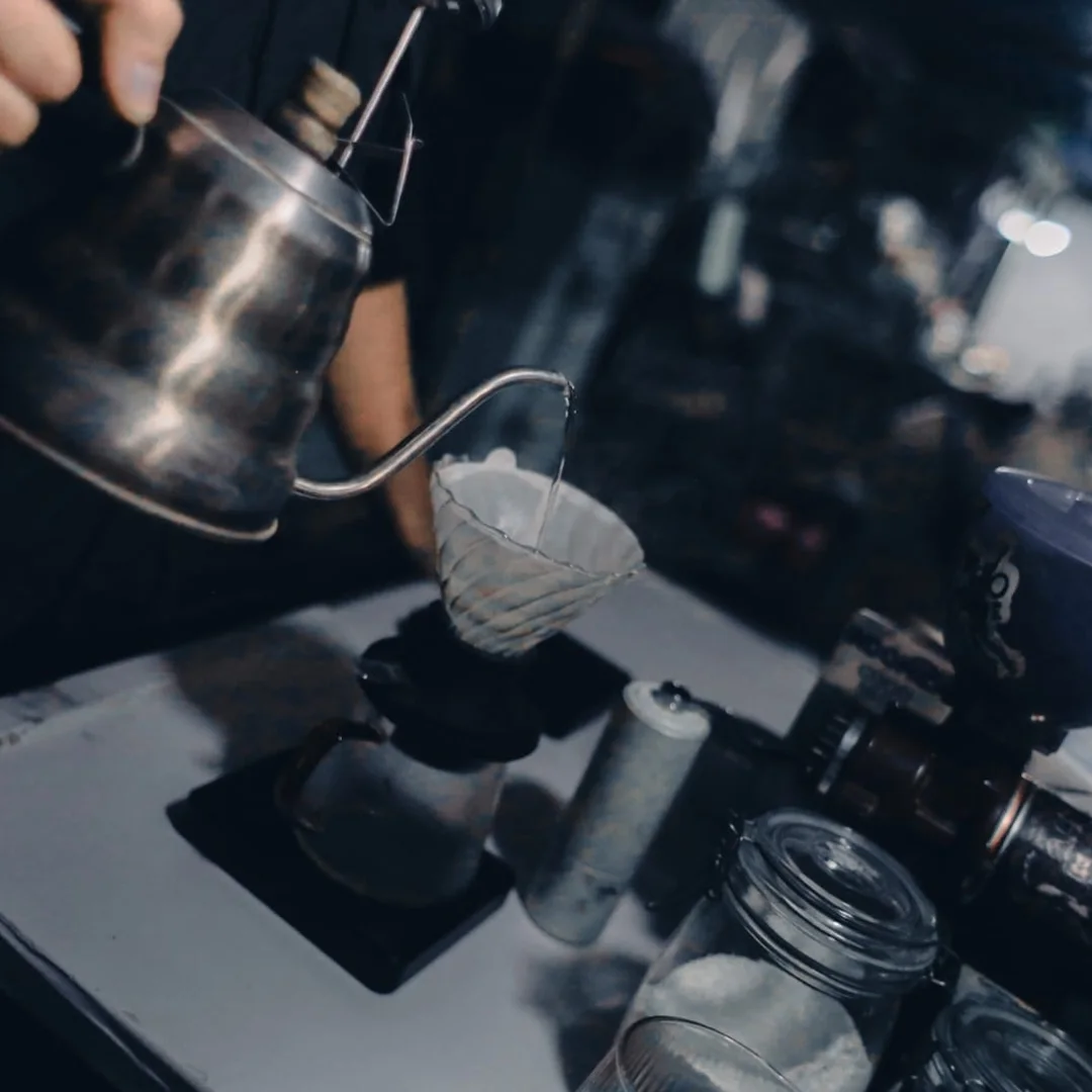 Menuangkan air ke kopi dalam proses manual brew